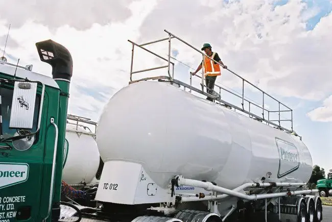 Inspecting Trailer Issues Using Handrails